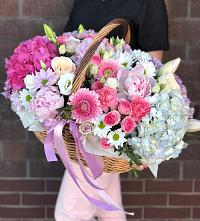 Композиция солнечный день в Гусь-Хрустальном Цветочная композиция из Розы, Хризантемы, Пионы и Лизиантусы в корзине в Гусь-Хрустальном